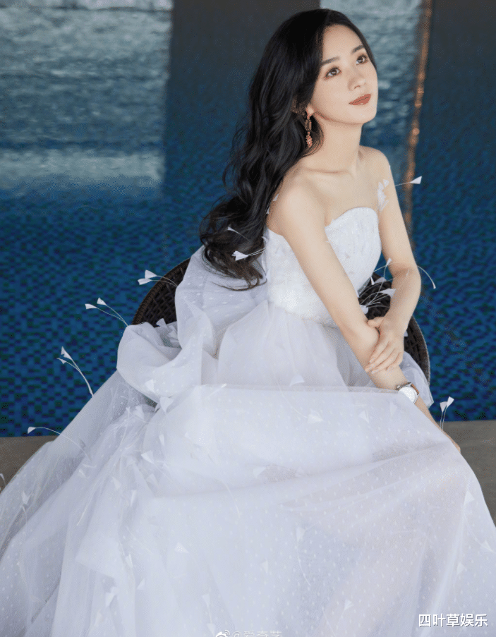 赵丽颖|赵丽颖身穿羽毛抹胸裙，耳钉掉在锁骨上，看到她的处理方式爱了