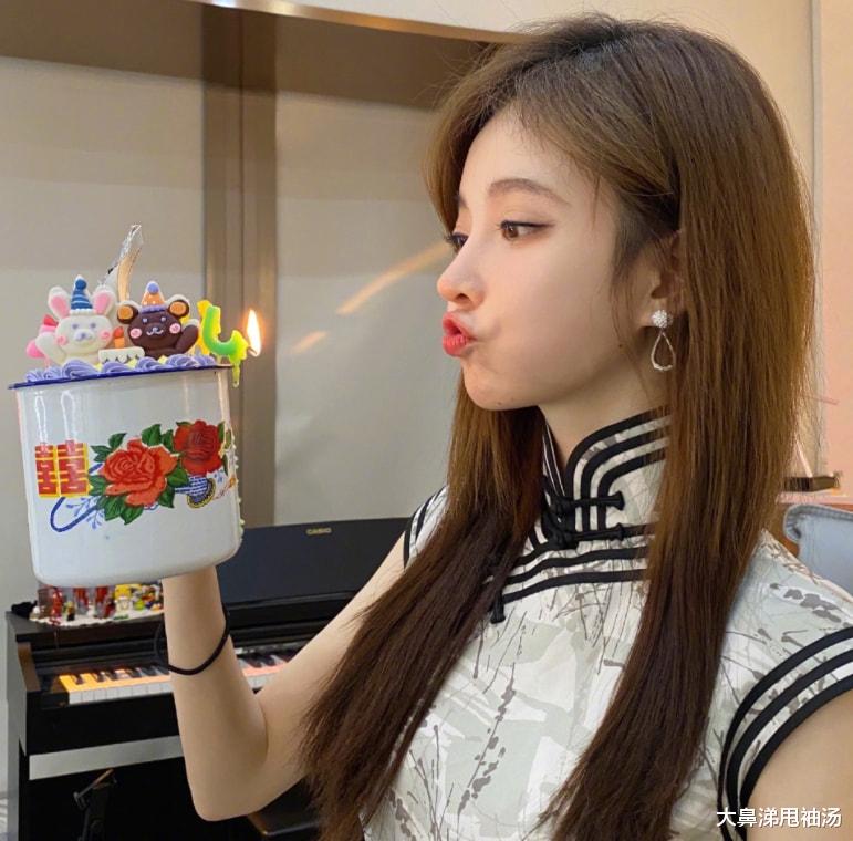 冯提莫|冯提莫国风旗袍造型出镜，纪念开播七周年，和粉丝分享心路历程