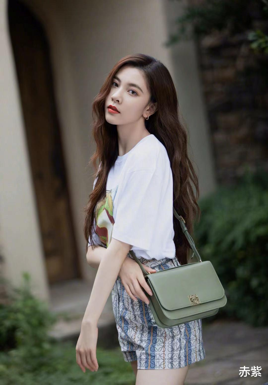 赤紫|宋妍霏穿白t恤搭配竖条纹短裤，气场不输18岁少女