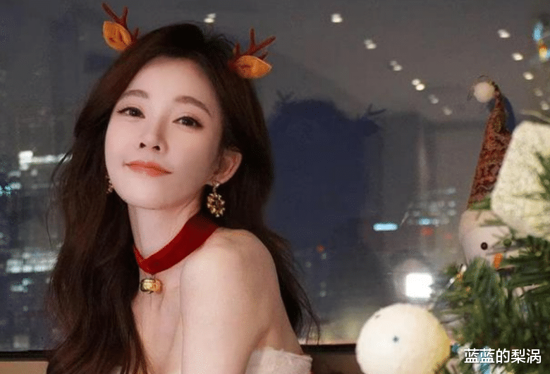 冯提莫|节日的仪式感，冯提莫变装视频超百万人观看，身材是亮点火辣性感