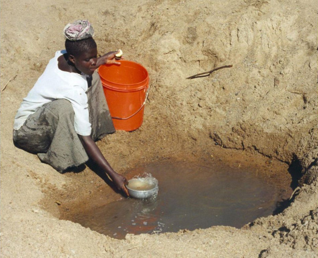 為什麼非洲人寧願步行幾十公裡獲取臟水，也不肯打井取水喝呢？-圖4