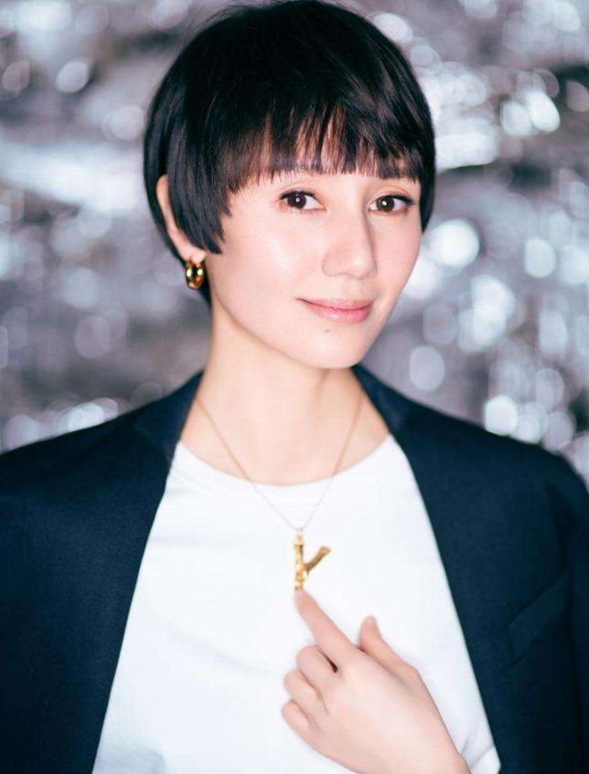 短发 女人上了年纪适合什么发型？不如学陈数袁泉剪短发，减龄又显气质