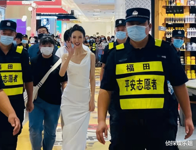 金晨|金晨活动生图曝光，穿吊带白裙又高又瘦，腕线过裆身材比例完美