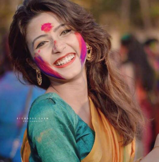 女孩 因一双眼睛爆红全球的印度女孩，却不准一人外出，父母：她太美了