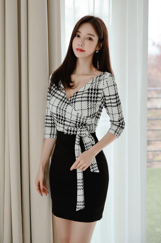 心壹穿搭|女神孙允珠时尚写真：朦胧水雾玻璃浅灰格纹拼色裙