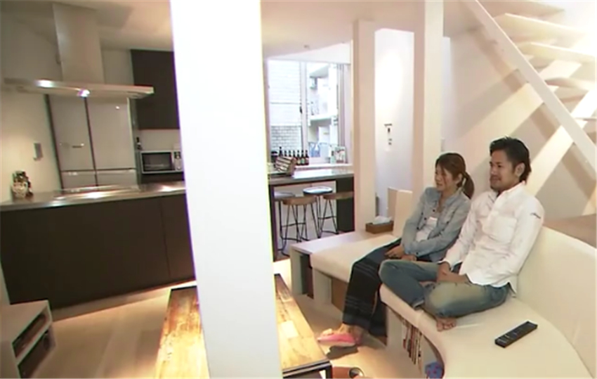 |日本小夫妻61㎡“菜刀房”,玄关不足一臂宽,浴室在3米深地下?