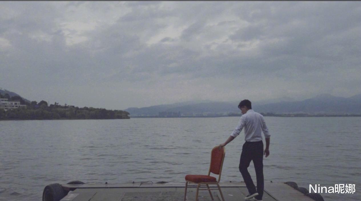 毛衣|刘恺威收工逛夜市，穿毛衣牛仔裤吃路边摊没架子，挎小包似“老干部”