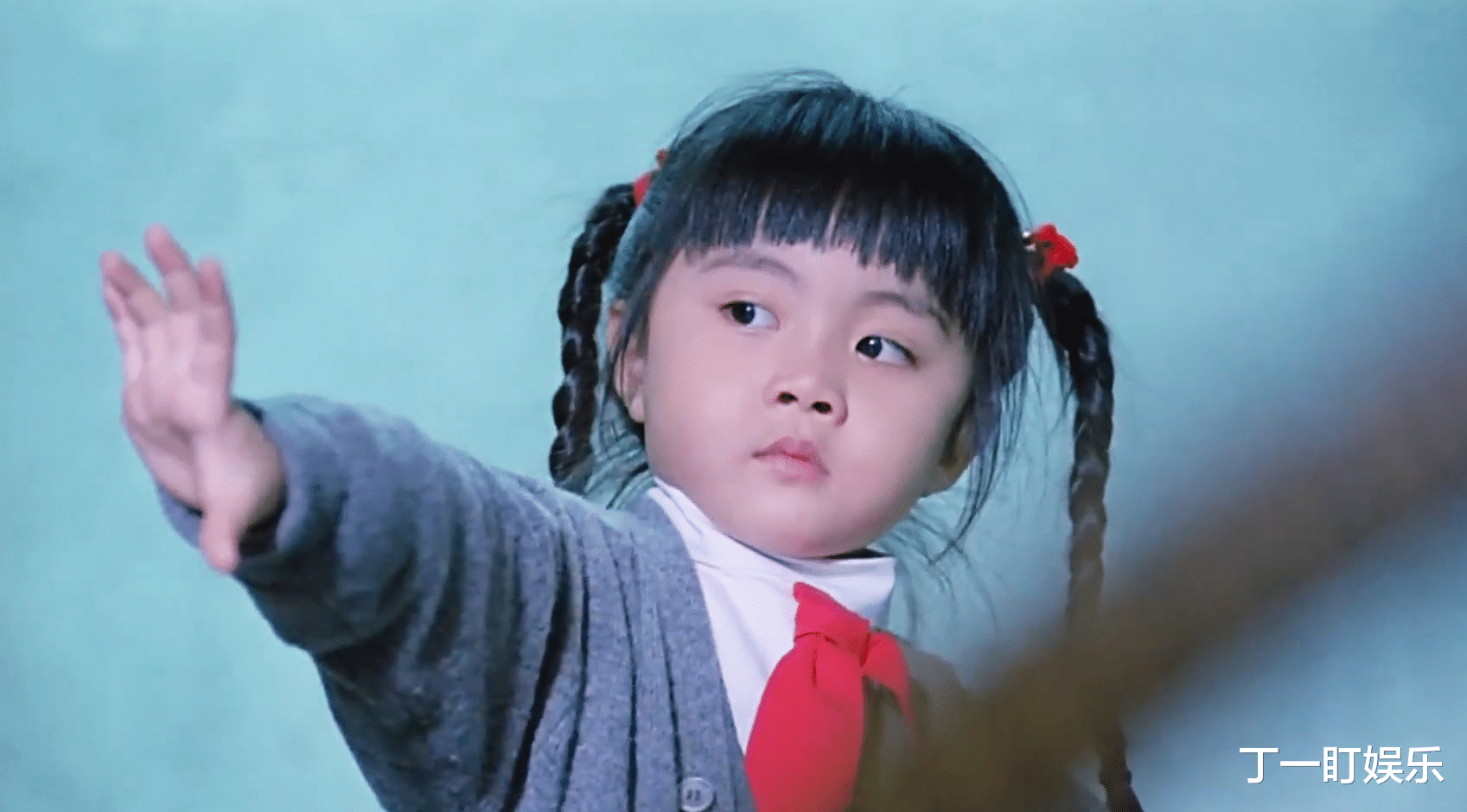 丁一盯娱乐 女孩亲眼目睹妈妈被害，第一反应却是淡定写作业！香港悬疑电影