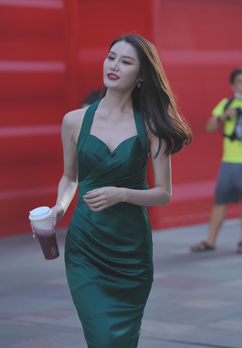 坎叔说时尚|高贵的“墨绿”，苗条的身材，组成一道不可忽视的风景线！