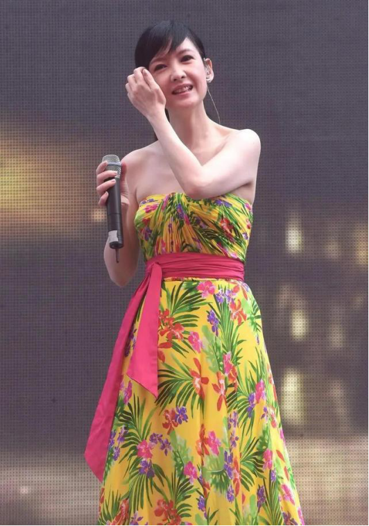 周慧敏|周慧敏虽瘦成纸片人，但穿抹胸印花连衣裙亮相，依然是玉女