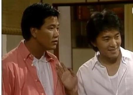 周星驰|他一手捧红周星驰，如今没钱治，星爷百亿身家为何不帮他？