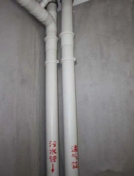为什么卫生间并排装2根下水管？听师傅一说完，才知用处这么大！