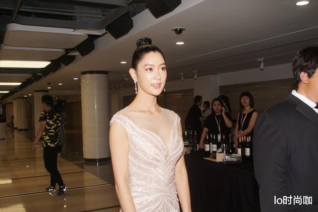 lo时尚咖|“亚洲第一美女”所言不虚,裸色吊带裙优雅大气,骨子里端庄范