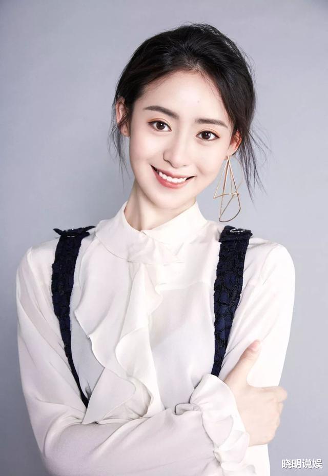 依灵|甜美少女依灵清新时尚气息亮片裙装太亮眼，雪白大长腿让人血脉偾张