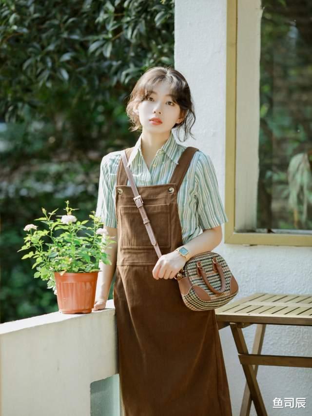 鱼司辰|会穿的人那么多，要怎样穿才不逊色呢？紫色衬衫＋ 牛仔裙简约时尚