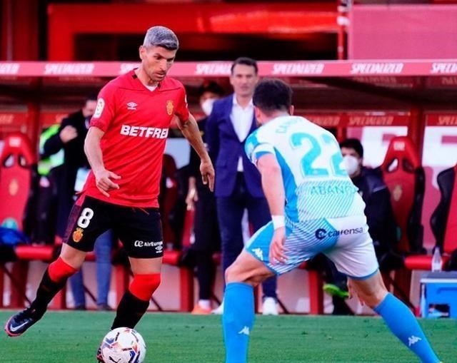 西班牙人|2-0！西班牙人最大對(duì)手發(fā)威，一分優(yōu)勢(shì)暫時(shí)登頂西乙