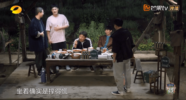 李诞|李诞连钓鱼都觉得累，抱怨没睡午觉，被彭昱畅怼：都被你哈哈没了