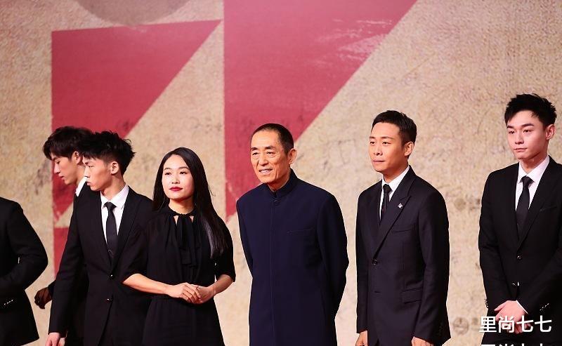 刘浩存|张艺谋带长女走红毯，罕见浓妆大变样太像原配，同框刘浩存超自信