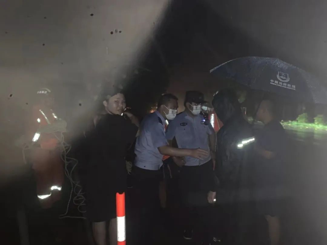 沭阳 沭阳一男孩大雨中欲跳河轻生！