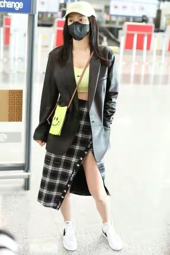 秦岚|秦岚不到90斤，穿“加大码”皮夹克更显瘦，这时尚感普通人看不懂