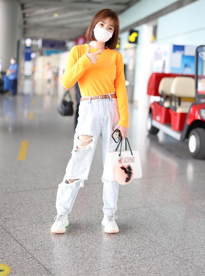 柳岩|41岁的柳岩丝毫不介意年龄，穿橘色上衣走少女路线，丝毫不违和