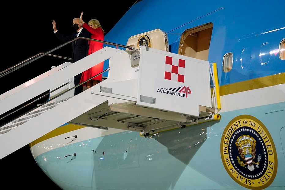 全球时尚风行 70岁美国第一夫人闪耀罗马!一身红色好惊艳,穿红色高跟鞋秀美腿