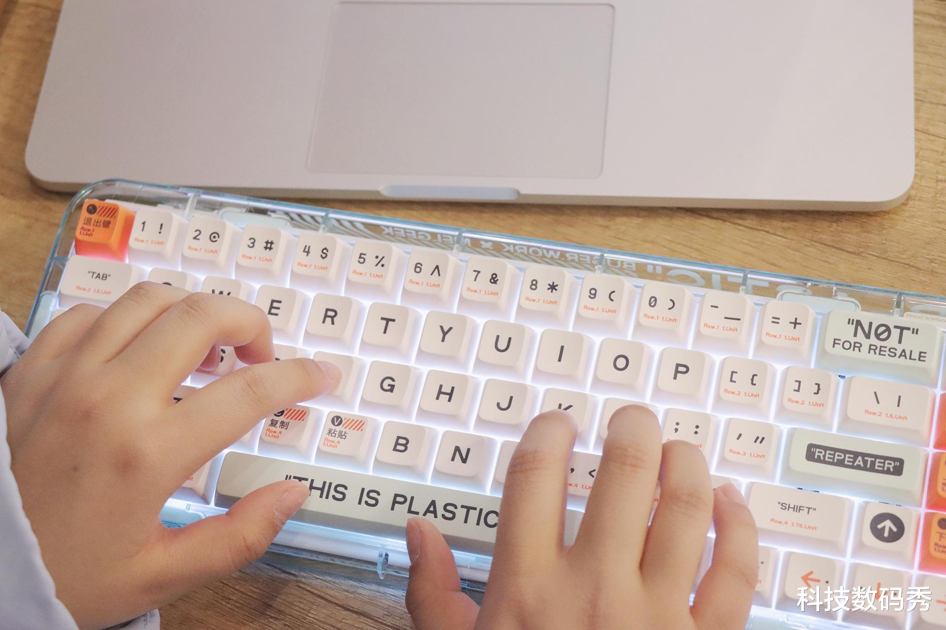 机械键盘|始于颜值，终于手感，MelGeek三模机械键盘PLASTIC佳达隆银轴测评