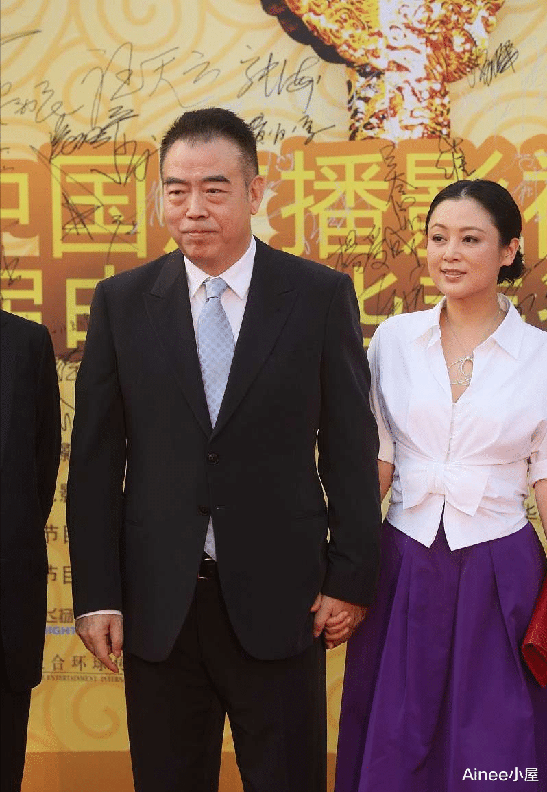 姐姐|陈红和陈凯歌越来越有夫妻相了,笑起来脸显得肉肉的,还挺可爱