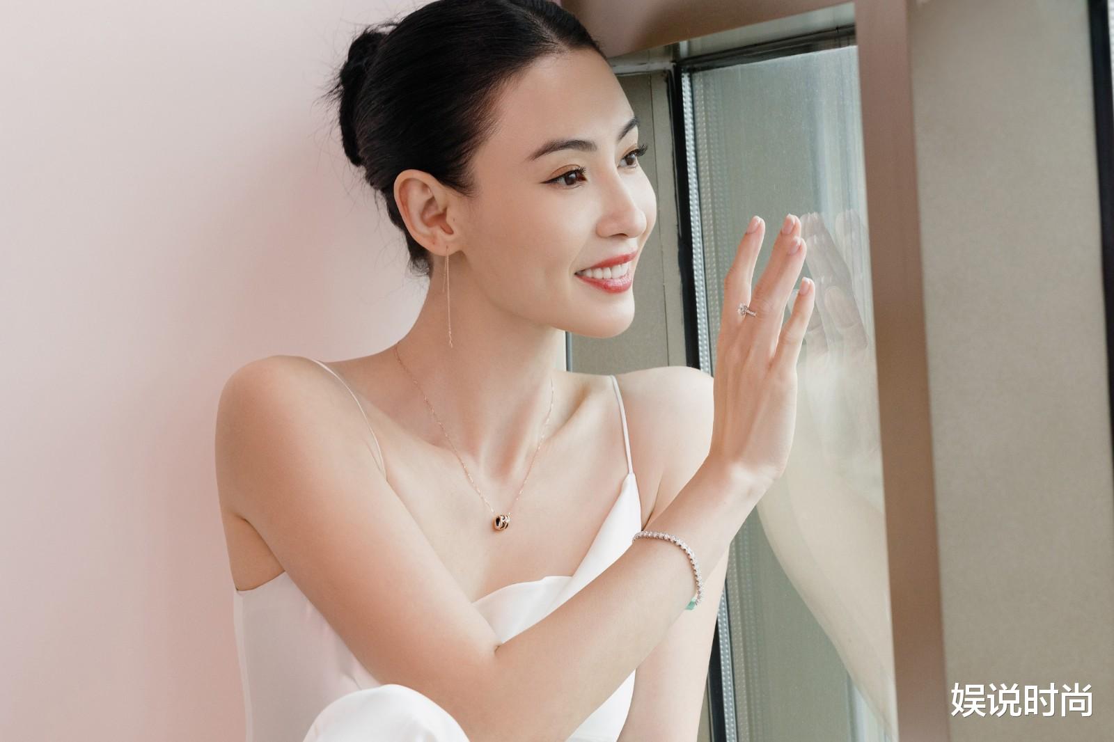 娱说时尚 41岁的张柏芝吊带裙穿出时尚感,谁说女人到了中年就不可以张扬