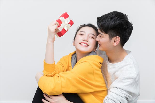 情蜚蜚|接吻的时候，对方不拒绝你，是真的爱你吗？