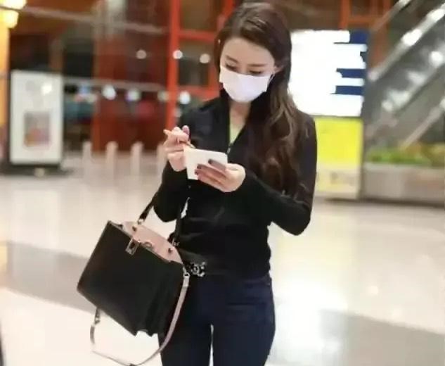 情感维护|O型腿的吉娜穿牛仔裤平底鞋，五五身材一览无遗