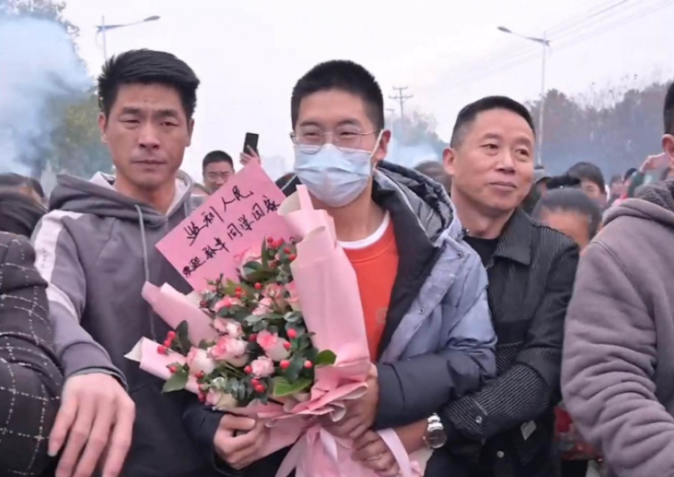 |孙卓求学再起波澜，遭当地家长发文抵制，经历悲惨也不应搞特殊？