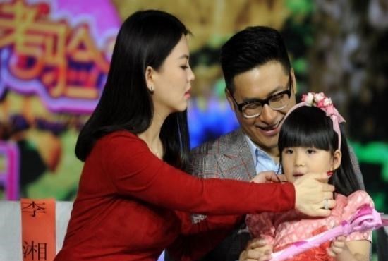 李湘|李湘王岳伦经济疑陷困境？10家公司仅剩1家，直播带货大不如前？