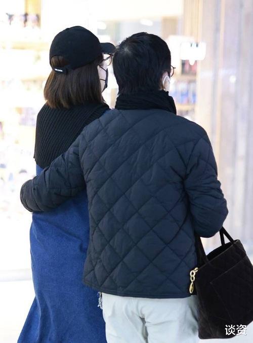 马思纯|33岁马思纯疑与男友已结婚，现身机场孕味十足，妈妈贴心搀扶