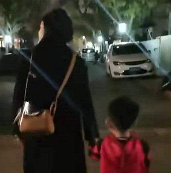 陈妍希|陈妍希一家三口罕同框！与陈晓依偎场面甜，儿子眉眼与爸似复制