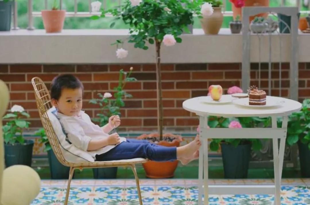 为了孩子,她将大自然搬进家中,超大的露台设计,真让人羡慕