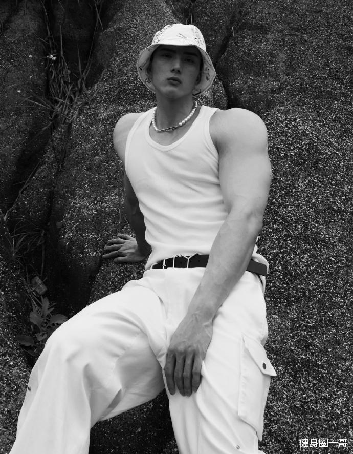 健身圈一哥 撸铁健身打造一身腱子肉，超爱cosplay，宛如画中走出来的肌肉美男！