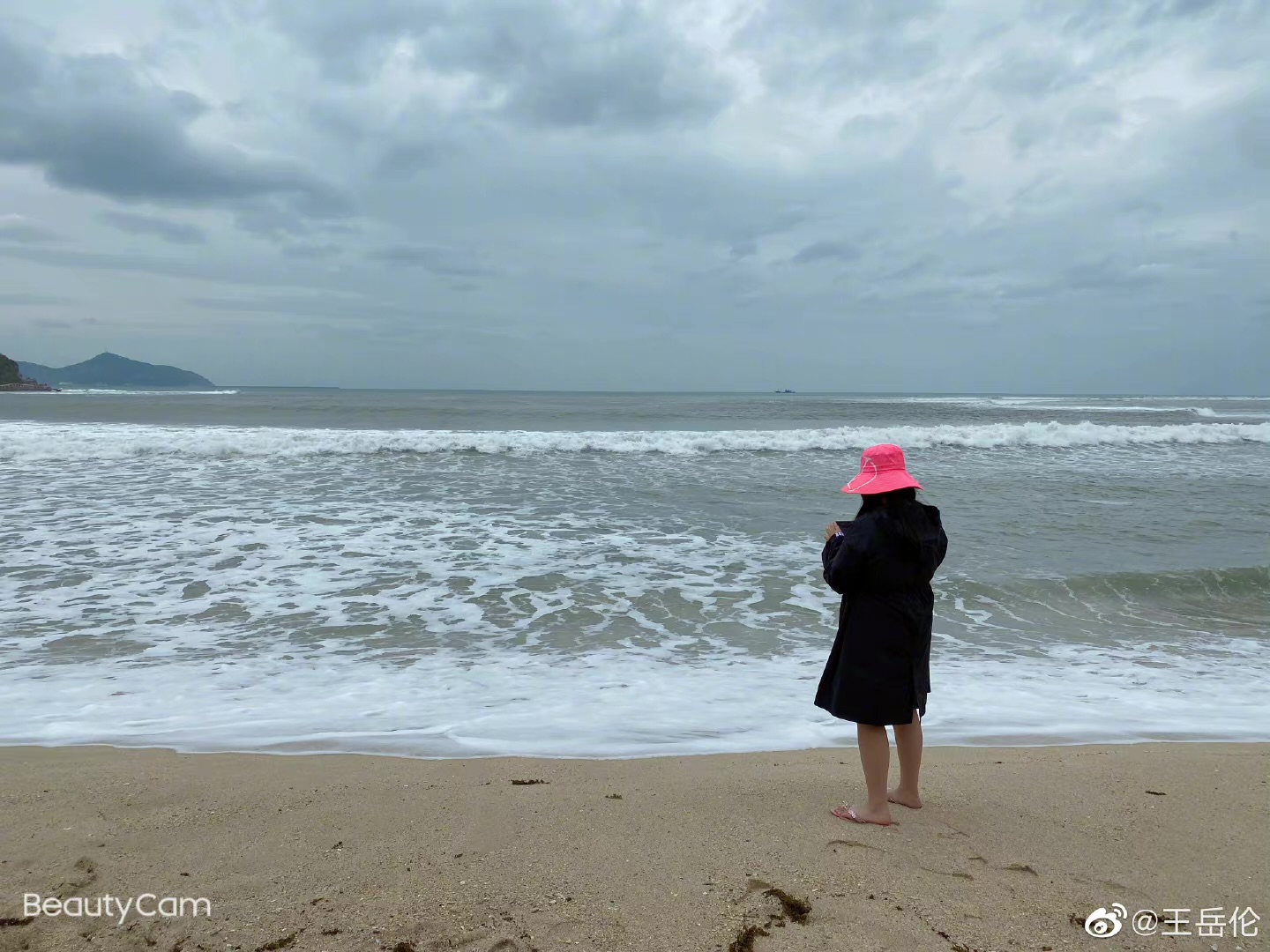 王岳伦|王岳伦晒和女儿海边游玩照,网友喊话别再拿女儿炒作了