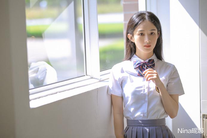 Nina昵娜|赵丽颖新造型大变样，穿衬衫校服打领带重拾清纯似学生妹，冯绍峰后悔都来不及
