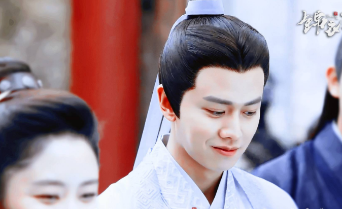 宋茜|任嘉伦外型是比较挑剧的，五官端正，比较适合正面形象的角色