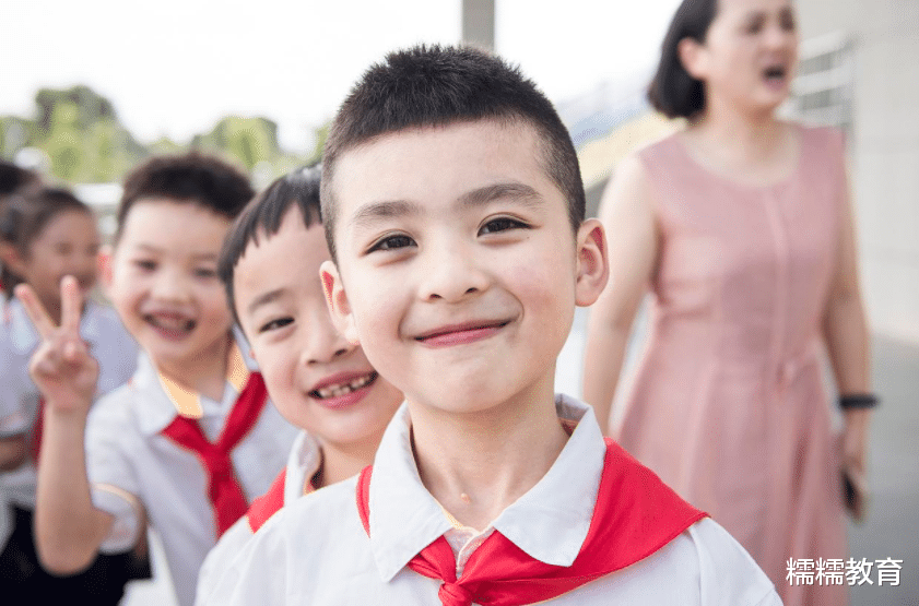 |高颜值的小学生被老师拍照，年纪小也难掩帅气，天生就是男主角