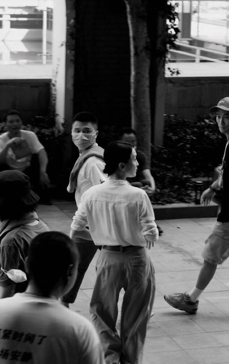 姚姚时尚|周迅上班图氛围感超强!白衬衫搭工装裤,干练优雅!主要赢在气质