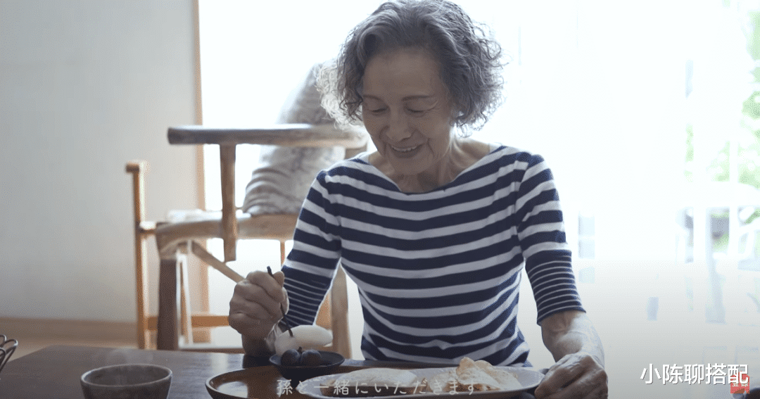 小陈聊搭配|年过70的女性,尽量别穿花一套!瞧日本主妇这样穿,简单好气质