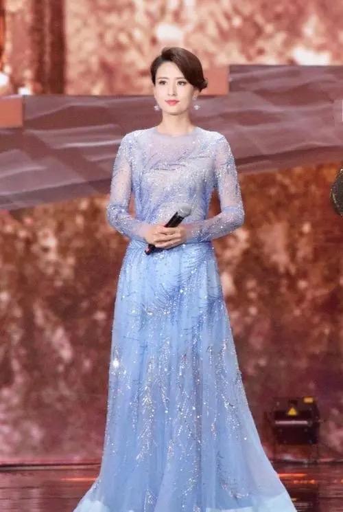 何有强|著名主持人张蕾魅力全开！穿红色丝绒的西装连体裤气场满分，真美