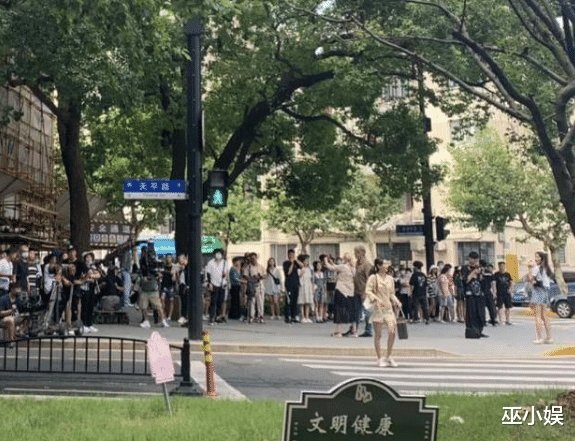 赖冠霖|baby拍戏被偶遇？本人暴瘦锁骨抢镜，多位助理打伞排面大