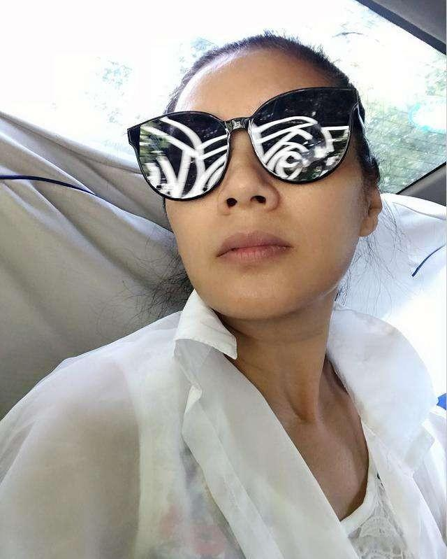 李凤绪|57岁的李凤绪，长发披肩休闲装扮，与老公结婚多年无绯闻，是真爱