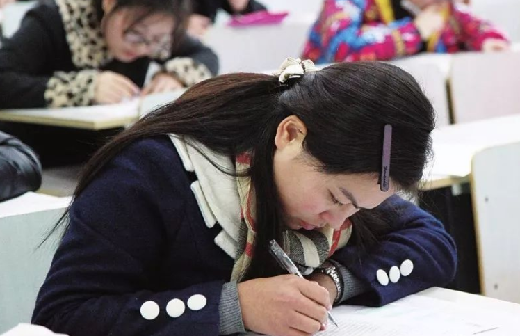 政审|公务员笔试第一名被刷掉,考生心生质疑,得知真相后欲哭无泪