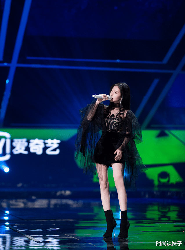 张碧晨|张碧晨的“悬浮鞋”走红网络，从正面看像悬空一样，当妈了还不消停点