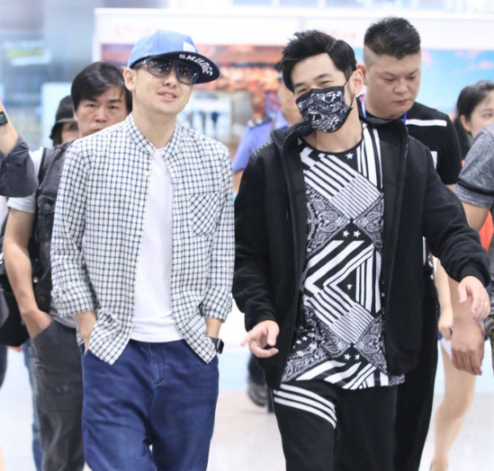 林志颖|林志颖带Kimi参观跑车,身高拔高变化大,车主周杰伦一旁跟随