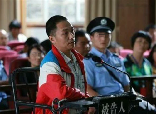 妻子同时与3人有染,丈夫上门找情人理论被讥讽,他将两家人灭门